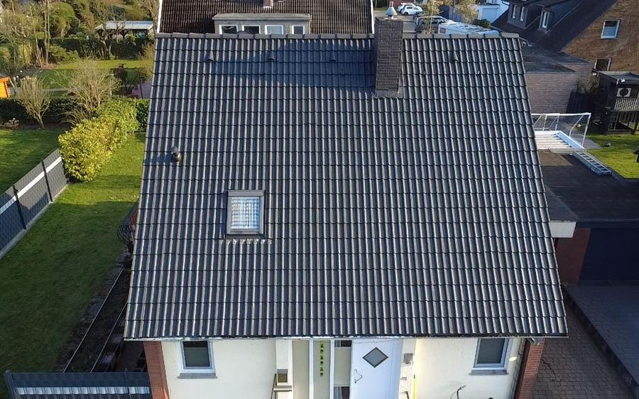 Drohnenaufnahme desselben Dachtyps nach der professionellen Dachreinigung, gleichmäßig sauber