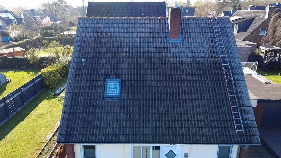 Dach eines Hauses in Münster aus der Luft während der Reinigung, Leiter am Giebel angelegt