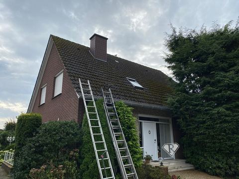 Angelegte Leiter am Giebel eines Hauses während der Dacharbeiten
